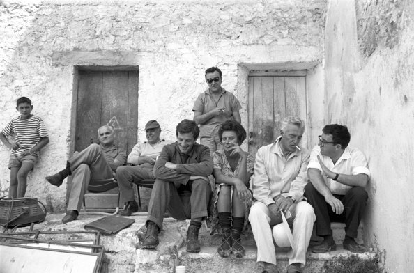 the visionAlberto Moravia, Carlo Ponti, Sophia Loren, Jean Paul Belmondo, Vittorio de Sica, e altri membri del cast del film ‘La ciociara’, 1960